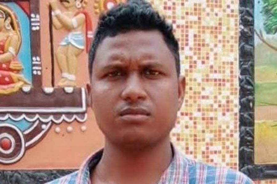 চতুর্থ শ্রেণির কর্মী থেকে WBCS অফিসার! স্বপ্নের উড়ান প্রত্যন্ত বেলপাহাড়ির যুবকের