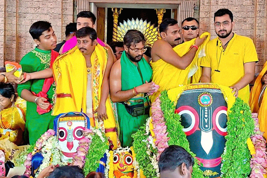 রথযাত্রা লোকারণ্য মহা ধুমধাম…ছবিতে দেখুন পুরী-মাহেশ-মায়াপুরের উৎসবের নানা মুহূর্ত