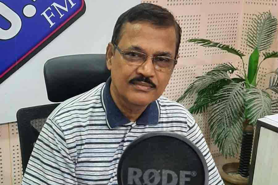 পৃথিবীকে সুস্থ রাখতে অবসরেও ক্লান্তিহীন! সাম্মানিক ছাড়াই রেডিও অনুষ্ঠান প্রাক্তন বন আধিকারিকের