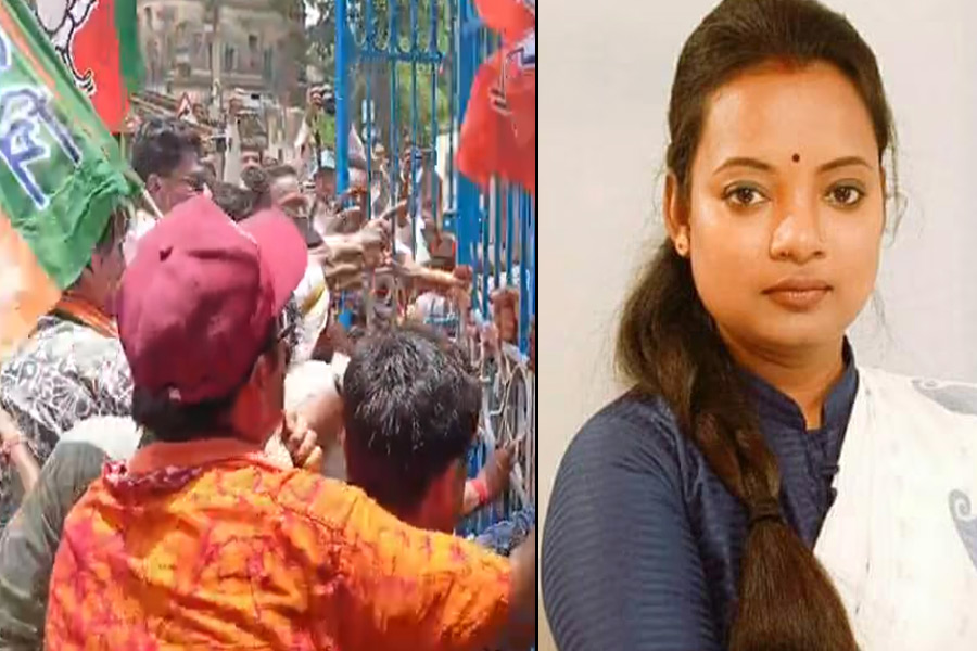 জ্যোৎস্না মান্ডির স্বামীকে ‘মার’: অভিযুক্তদের খোঁজে বিজেপি কার্যালয়ে পুলিশ, প্রতিবাদে থানা ঘেরাও