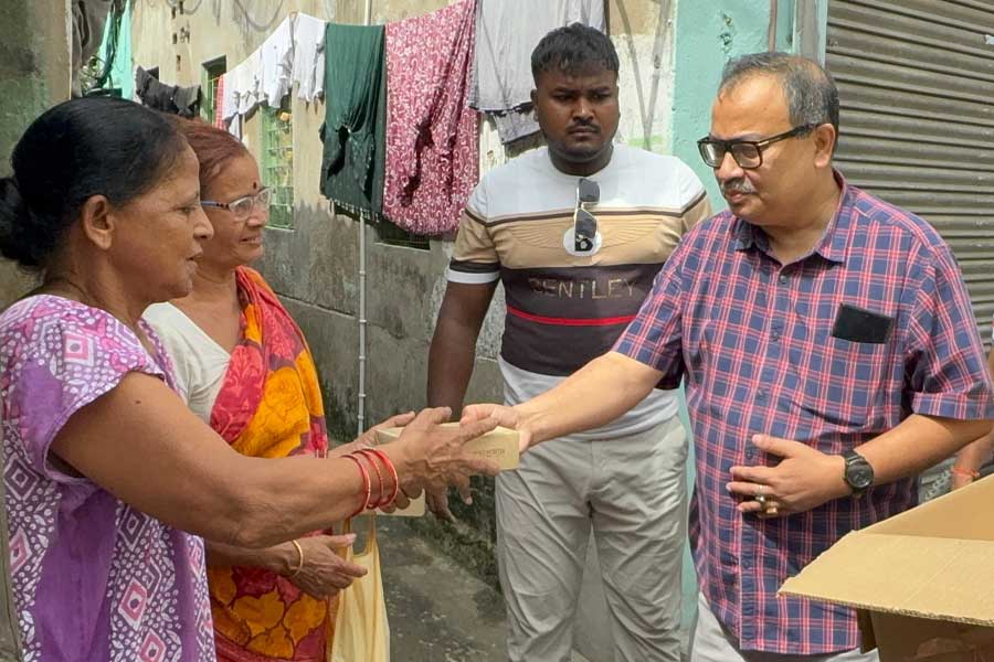 দিঘার জগন্নাথ মন্দিরের প্রসাদ বিতরণে কুণাল ঘোষ