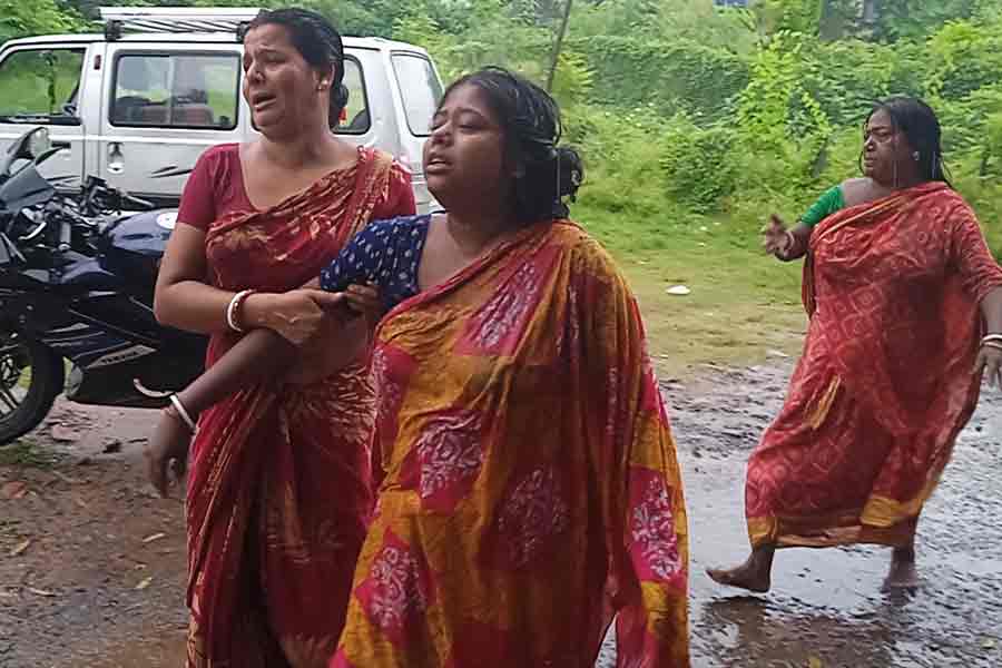 বৃষ্টির মধ্যে তারে মেলা কাপড় তুলতে গিয়ে বিদ্যুৎস্পৃষ্ট কিশোরী, বাঁচাতে গিয়ে মৃত্যু বাবারও
