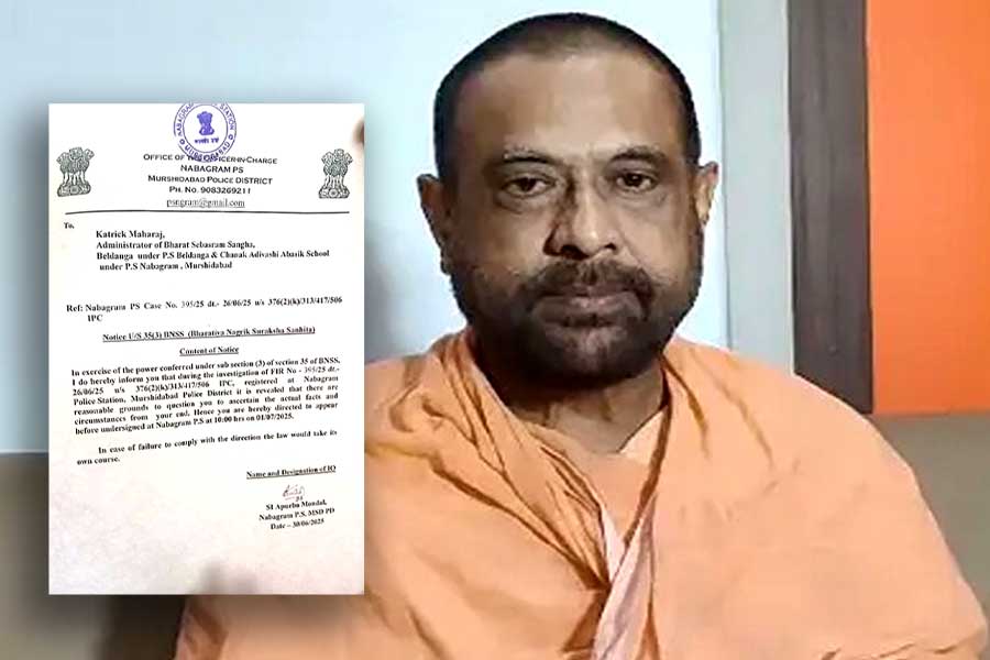 ‘ধর্ষণ’ কাণ্ডে কার্তিক মহারাজকে নোটিস পুলিশের, মঙ্গলবার থানায় হাজিরার নির্দেশ