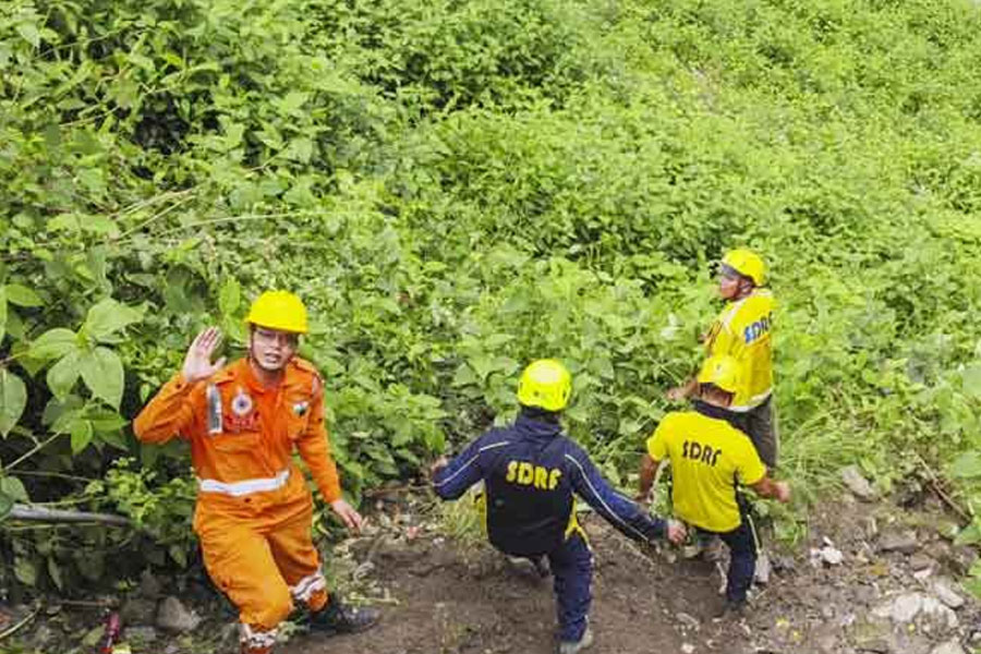 রুদ্রপ্রয়াগে ভূমিধস, প্রাণ গেল দুই ডুলি বাহকের, ভাগ্যের জোরে প্রাণে বাঁচলেন তীর্থযাত্রী