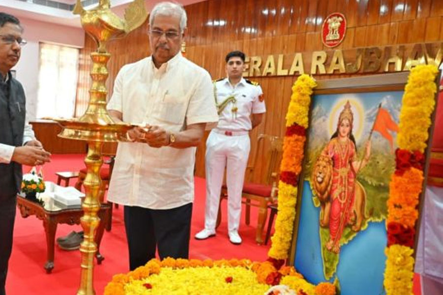 RSS মতাদর্শে রাজভবনে ‘ভারতমাতা’র ছবি! সরকারি অনুষ্ঠান বয়কট কেরলের বাম সরকারের