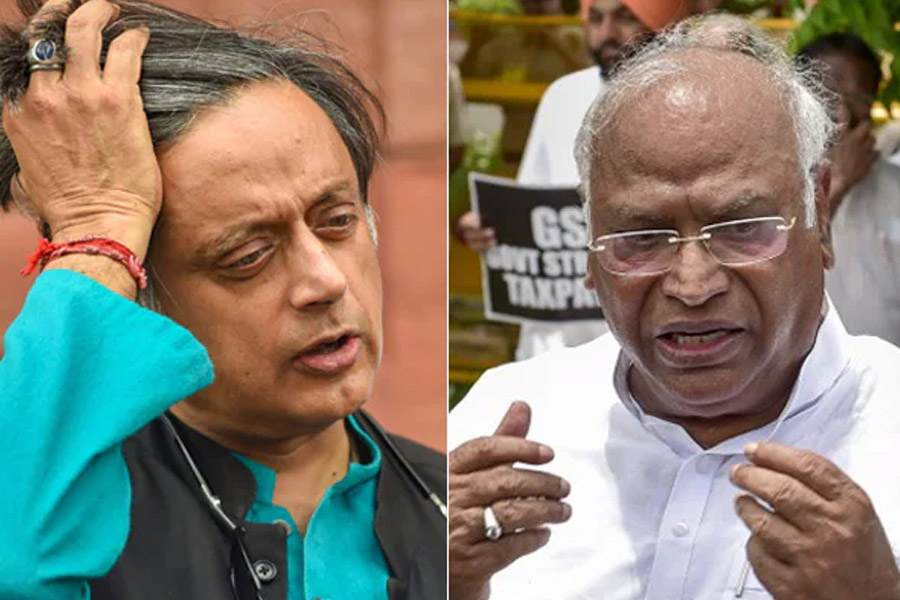 ‘কারও কারও জন্য মোদিই সব’, থারুরকে ‘বাইরের দরজা’ দেখিয়ে দিলেন খাড়গে?