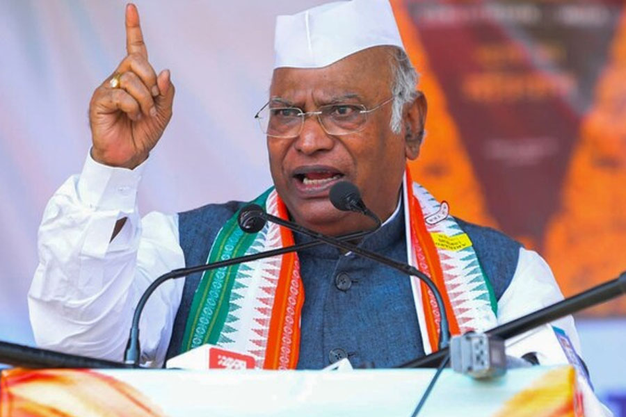 ‘হাইকমান্ডটা আবার কে?’ কর্নাটক দ্বন্দ্ব নিয়ে খাড়গের মন্তব্যে কটাক্ষ বিজেপির