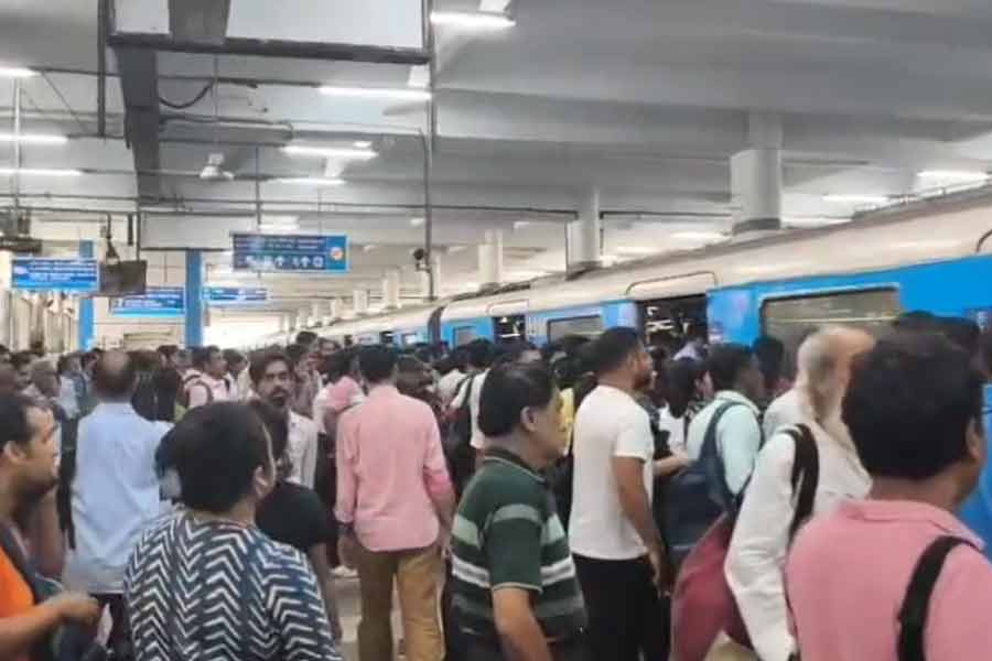 মেট্রোয় আগুন আতঙ্ক, ফের সাতসকালে ব্যাহত পরিষেবা