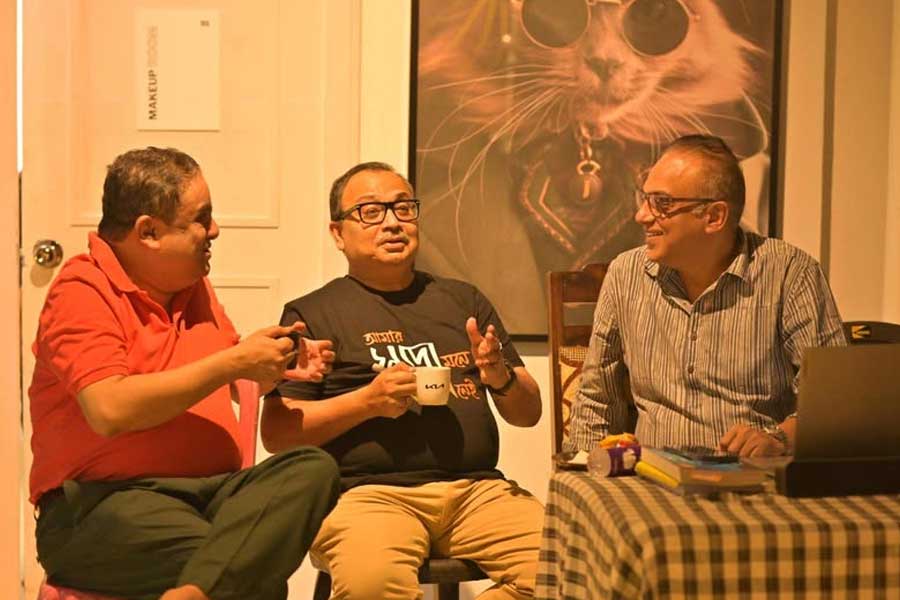 পরিচালক অরিন্দমের সঙ্গে ‘কর্পূর’ ছবির ‘লুক সেট অধিবেশনে’ কুণাল, সঙ্গী ব্রাত্য