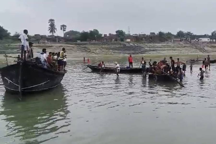 মাঝ রাত্তিরে মাছ ধরার নৌকা চুরি করে পারাপার! মুর্শিদাবাদে তলিয়ে গেলেন ১৩
