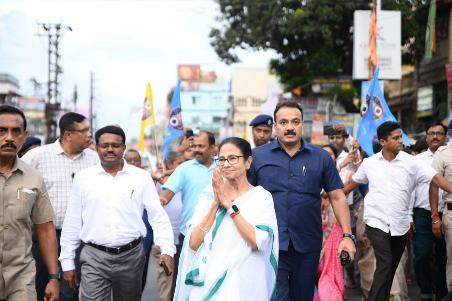 রথে দিঘা পৌঁছনোর আগে জনসংযোগে মমতা, কথা মারিশদা থানার পুলিশ আধিকারিকদের সঙ্গেও