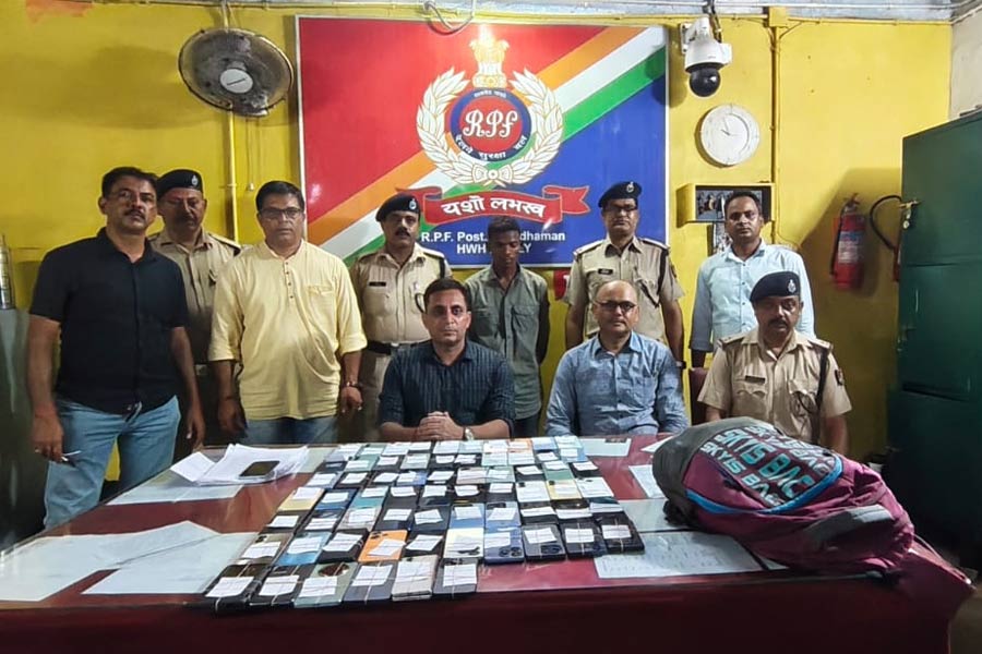 ভিন রাজ্যের চোরাই মোবাইল জেলায় পাচার! ট্রেন থেকে ৬৬ ফোন উদ্ধার আরপিএফের
