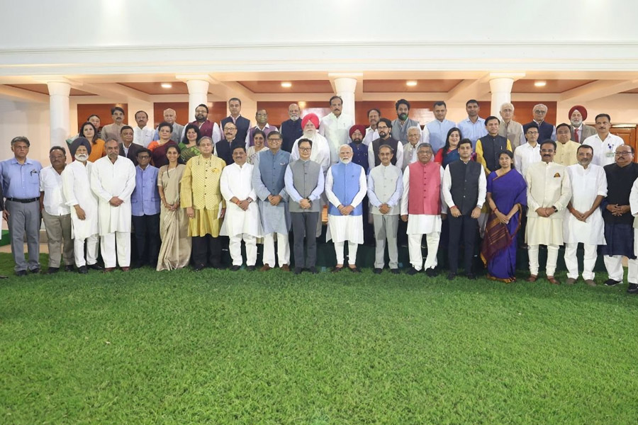সন্ত্রাস নিয়ে আলোচনা নয়, প্রধানমন্ত্রীর নৈশভোজে শুধুই উদযাপন! ‘হতাশ’ সাংসদরা
