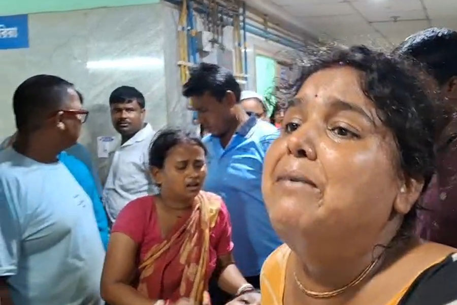 ইউটিউব দেখে খেলনা তৈরি করতে গিয়ে অঘটন! মুর্শিদাবাদে বিদ্যুৎপৃষ্ট হয়ে মৃত্যুু কিশোরের