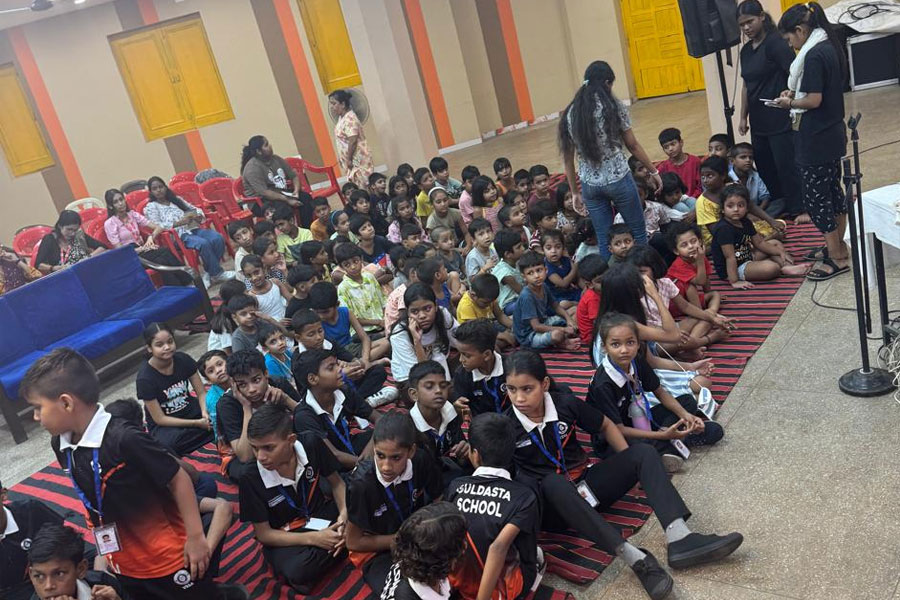 শিক্ষাই পথ দেখাবে! বাংলার এনজিও ও দিল্লির কালীবাড়ির উদ্যোগে পথশিশুদের শিক্ষাসামগ্রী বিতরণ