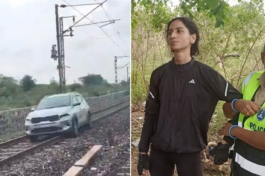 রেললাইনের উপর দিয়ে ছুটছে চারচাকা! মহিলার কাণ্ডে তেলঙ্গানায় বাতিল একাধিক ট্রেন