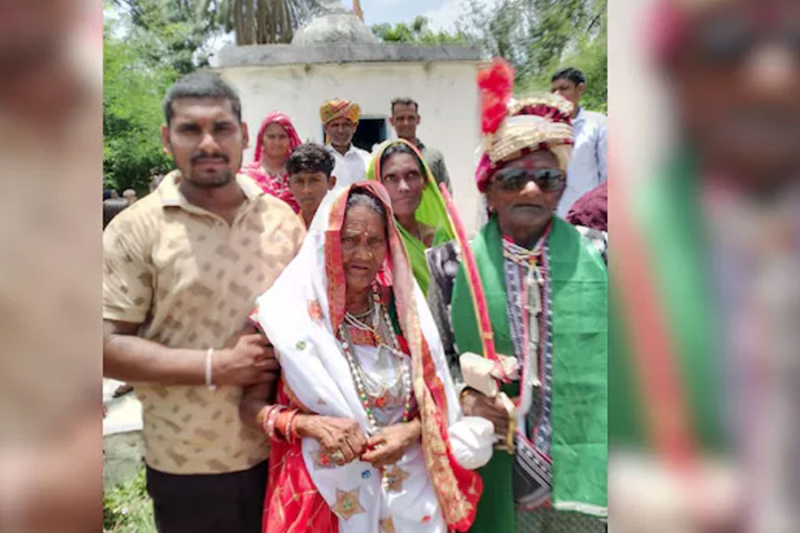 বর ৯৫, কনে ৯০! সাত দশকের লিভ ইন সেরে বিয়ে সারলেন যুগল