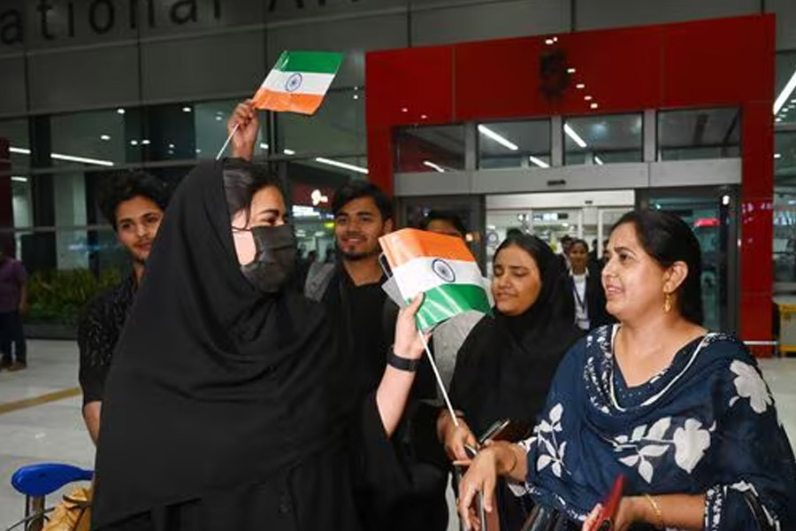 ‘অপারেশন সিন্ধু’তে ইরান থেকে উদ্ধার কয়েকশো ভারতীয়, দেশে ফিরেই ‘ভারত মাতা কি জয়’ স্লোগান