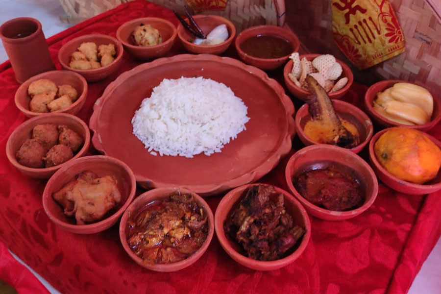 মৌরলা চচ্চড়ি থেকে হিমসাগর আম, চুঁচুড়ার পান্তা উৎসবে ১৮ পদে ভুরিভোজে মাতলেন স্থানীয়রা