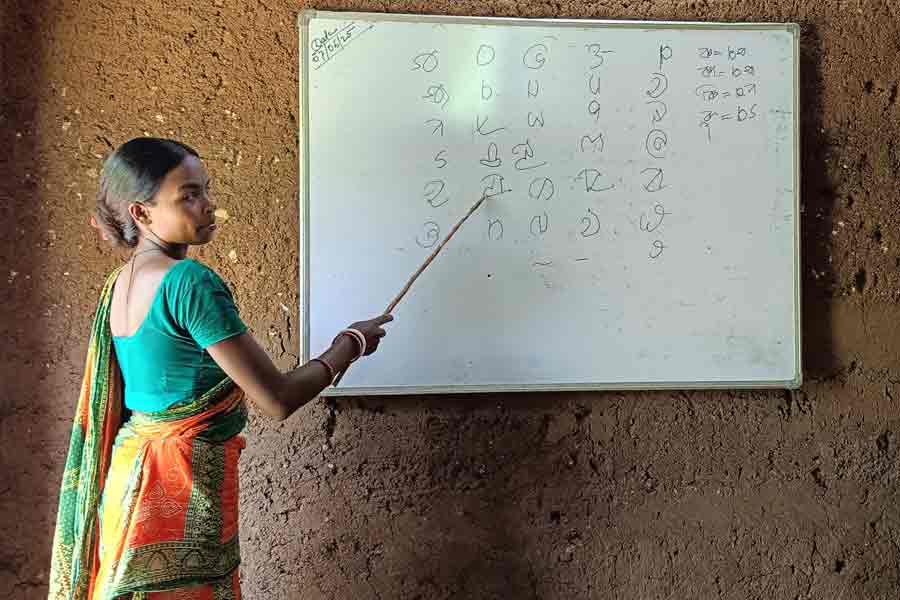 মাথার কাঠের বোঝা নামিয়ে বইয়ের পাতায় মন খুদেদের, পাহাড়চূড়োর গ্রামে শিক্ষার আলো জ্বালছেন আদিবাসী বধূ