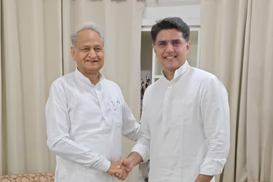মিটল দ্বন্দ্ব! দীর্ঘদিন বাদে ‘একান্ত সাক্ষাতে’ পাইলট-গেহলট, স্বস্তি কংগ্রেসে