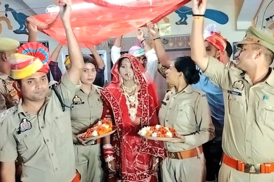 ডাকাতের হামলায় খুন কনের দাদা! টাকা-গয়না-আসবাব দিয়ে সেই তরুণীর বিয়ে দিল পুলিশ