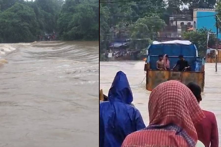 রেকর্ড বৃষ্টি বাঁকুড়ায়, বিদ্যুৎস্পৃষ্ট হয়ে মৃত ১, ঝাড়গ্রামে জলের তোড়ে বিচ্ছিন্ন যোগাযোগ