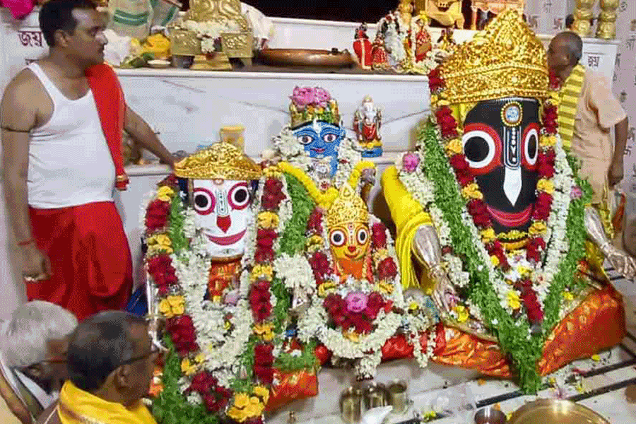 নবযৌবন উৎসবেই দেখা যায় জগন্নাথদেবের হাত, মাহেশে রাজবেশে ধরা দেন প্রভু