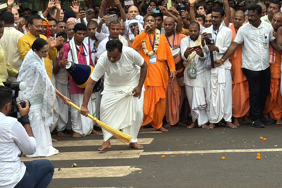 ভক্তদের উন্মাদনার মাঝেই দিঘায় শুরু রথযাত্রা, সোনার ঝাড়ু দিয়ে রাস্তা সাফ করলেন মুখ্যমন্ত্রী