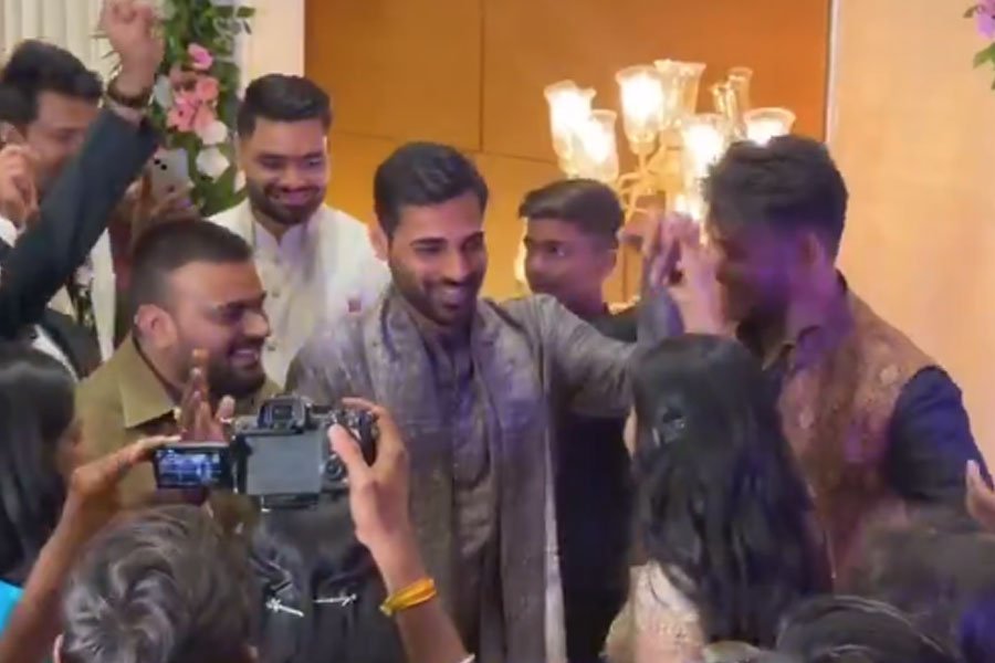 নিজের বাগদানে লজ্জায় লাল রিঙ্কু! নাচের ‘সুইং’ শেখাতে আসরে ভুবনেশ্বর, ভাইরাল ভিডিও