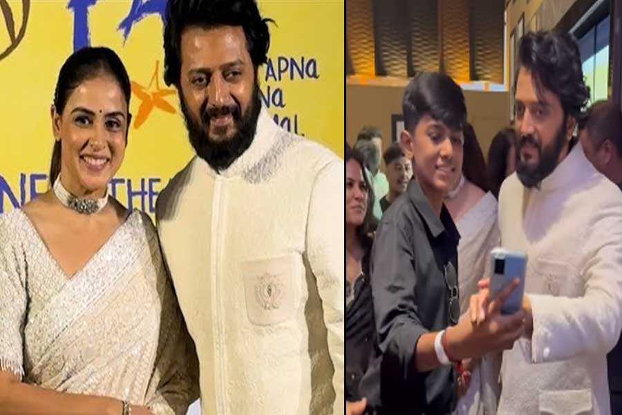 সেলফি তুলতে আসা কিশোরকে ধাক্কা! রীতেশ দেশমুখের ‘ঔদ্ধত্যে’ রেগে কাঁই নেটপাড়া