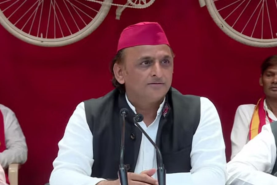 গতিবিধি সন্দেহজনক, ৩ বিধায়ককে দল থেকে তাড়ালেন সপা প্রধান অখিলেশ