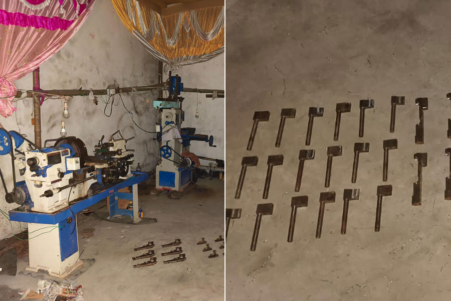 অনুষ্ঠান বাড়ির আড়ালে অস্ত্র কারখানা! STF ও ঝাড়খণ্ডের পুলিশের অভিযান উদ্ধার বিপুল আগ্নেয়াস্ত্র