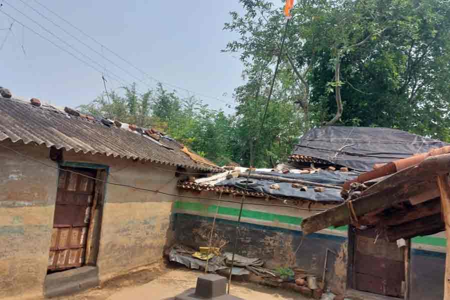 বাস্তুভিটেতে দোষ! ওঝার নিদান-ভূতের ভয়ে ২ মাস ঘরছাড়া শবর পরিবার