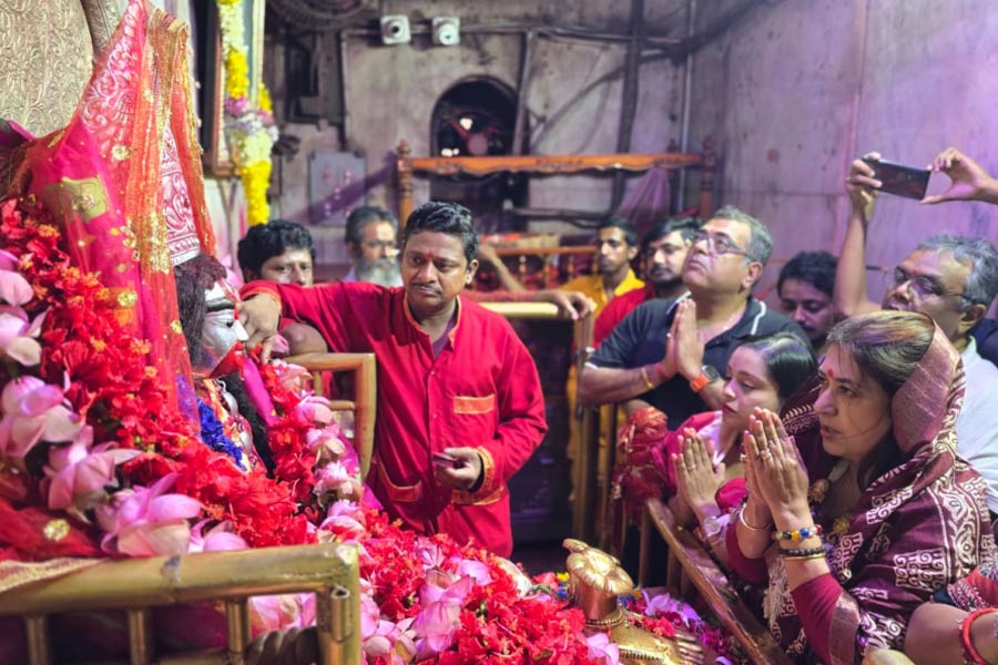‘ক্যামেরার সামনে ফিরে আসা আবেগের’, ছবি মুক্তির আগে তারাপীঠে পুজো শতাব্দীর