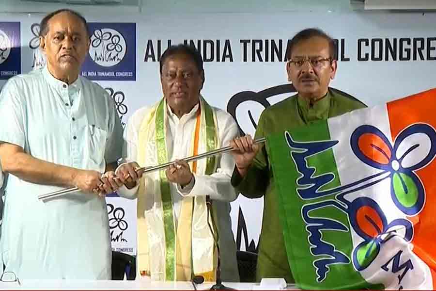 দিদির উন্নয়নে মুগ্ধ হয়ে এসেছিলেন বিজেপির বার্লা, এবার তৃণমূলে যোগ ‘মমতা মডেলে’ আপ্লুত  শংকরের