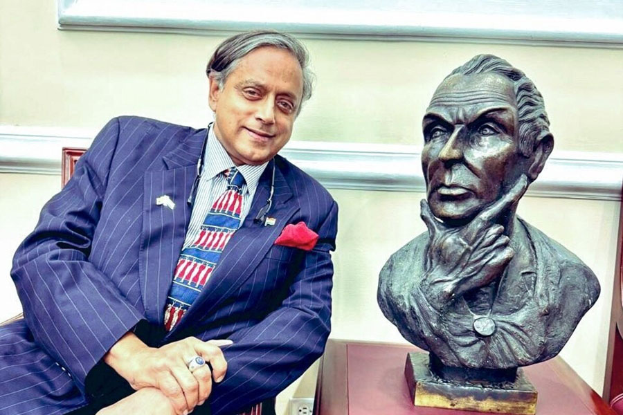 ‘দেশে ফিরে তারপর…’, কংগ্রেসের তোপের পালটা মুখ খুললেন বিদেশ সফররত শশী