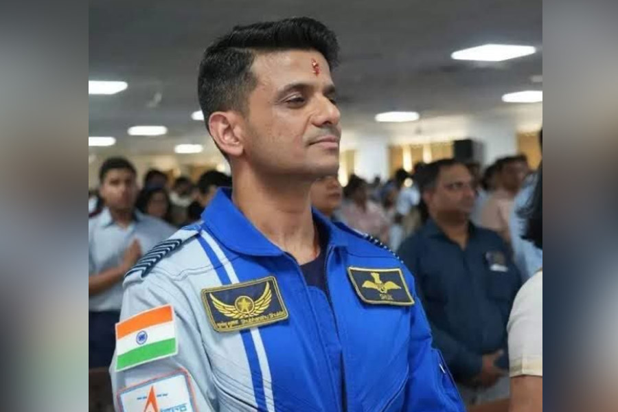 বাড়ির তৈরি গাজরের হালুয়া, শাহরুখের সিনেমার গান! মহাকাশে শুভাংশুর ‘ঝুলি’তে আর কী?