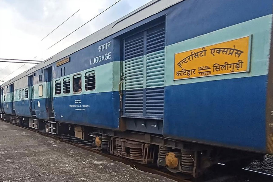 ইঞ্জিনে সমস্যা! মাঝরাস্তায় আটকে শিলিগুড়ি-কাটিহার ইন্টারসিটি এক্সপ্রেস, চরম দুর্ভোগে যাত্রীরা