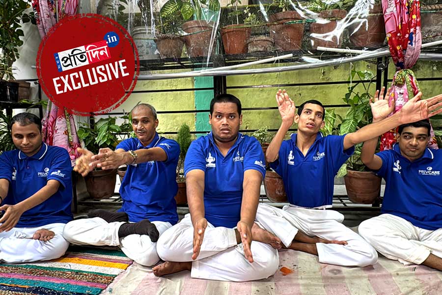 প্রতিবন্ধকতাকে জয়, যোগাসনে নজির গড়ছেন বিশেষভাবে সক্ষমরা