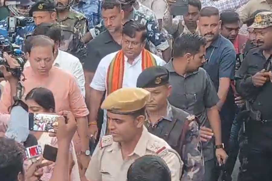 সুকান্তকে লক্ষ্য করে জুতো, উঠল ‘চোর-চোর’ স্লোগান, উত্তপ্ত বজবজে নামল ব়্যাফ