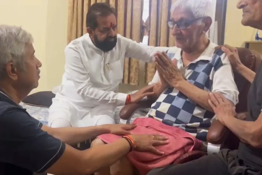 ‘লন্ডনে পৌঁছে ফোন করব,’ জানিয়েছিলেন অভিশপ্ত বিমানের পাইলট ছেলে, কান্নায় কাতর বাবা