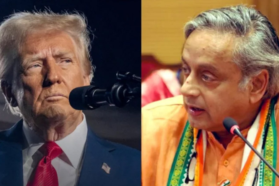 ‘স্কুলের ষণ্ডা মস্তান!’ ভারতের অর্থনীতিকে ‘মৃত’ বলতেই ট্রাম্পকে তোপ থারুরের