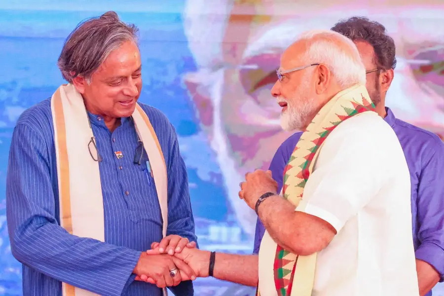 ‘দেশের মূল্যবান সম্পদ মোদি’, কংগ্রেসের অস্বস্তি বাড়িয়ে ফের প্রাধানমন্ত্রীর প্রশংসায় থারুর