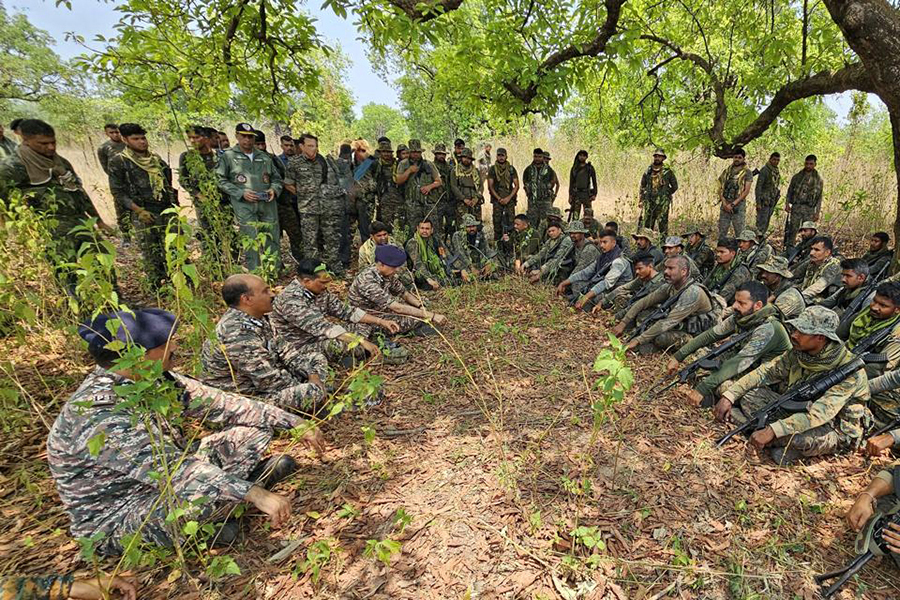 ফড়ণবিসের হাত ধরে মহারাষ্ট্রে আত্মসমর্পণ ১২ মাওবাদীর, সব মিলিয়ে মাথার দাম ছিল ১ কোটি টাকা