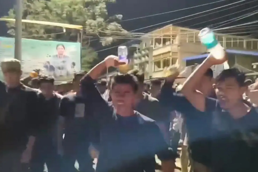 গায়ে পেট্রল ঢেলে নিজেদের জ্বালিয়ে দেওয়ার হুমকি মেইতেইদের! হিংসা বিধ্বস্ত মণিপুরে জারি কারফিউ