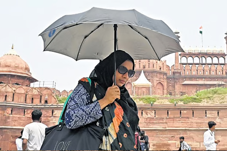 গরমে পুড়ছে দেশ, প্রত্যন্ত গ্রামে কাজ করা মহিলাকর্মীদের দাবদাহ থেকে বাঁচাতে বিশেষ নির্দেশিকা কেন্দ্রের