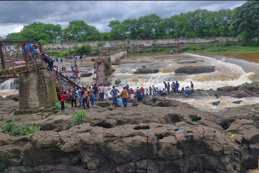 পুণের ইন্দ্রায়নী নদীর উপর ভেঙে পড়ল সেতু, মৃত অন্তত ৪, নিখোঁজ বহু পর্যটক
