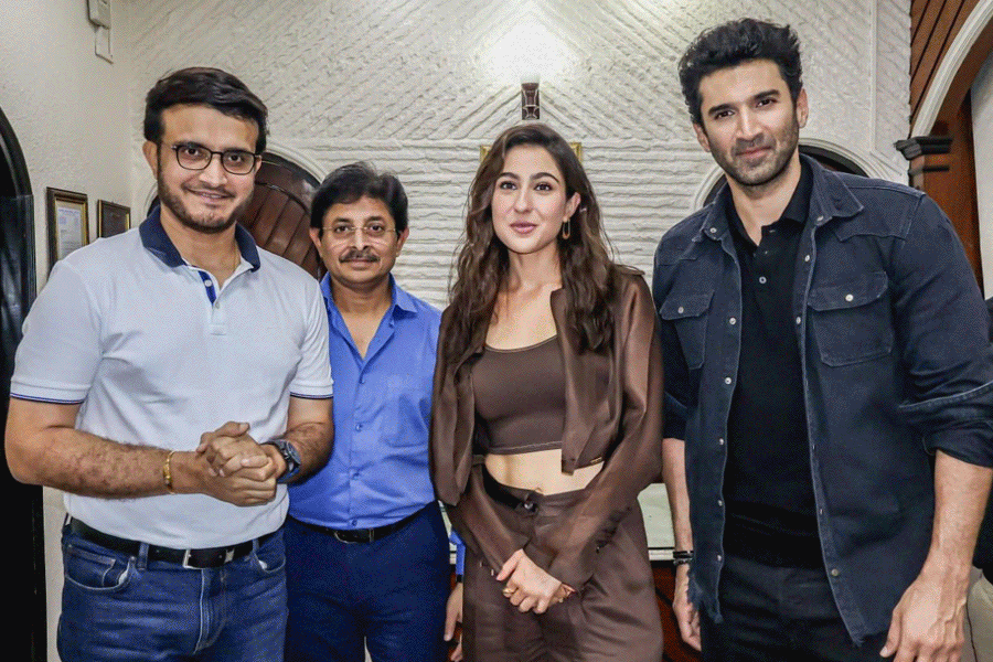 লক্ষ্মীবারের ইডেনে সারা-আদিত্য, স্বাগত জানালেন স্নেহাশিস, কী কথা হল সৌরভের সঙ্গে?