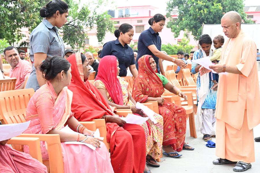 গোরক্ষপুরে ‘জনতা দর্শন’-এ ২০০ অভিযোগ শুনলেন যোগী, দ্রুত ব্যবস্থা নেওয়ার নির্দেশ